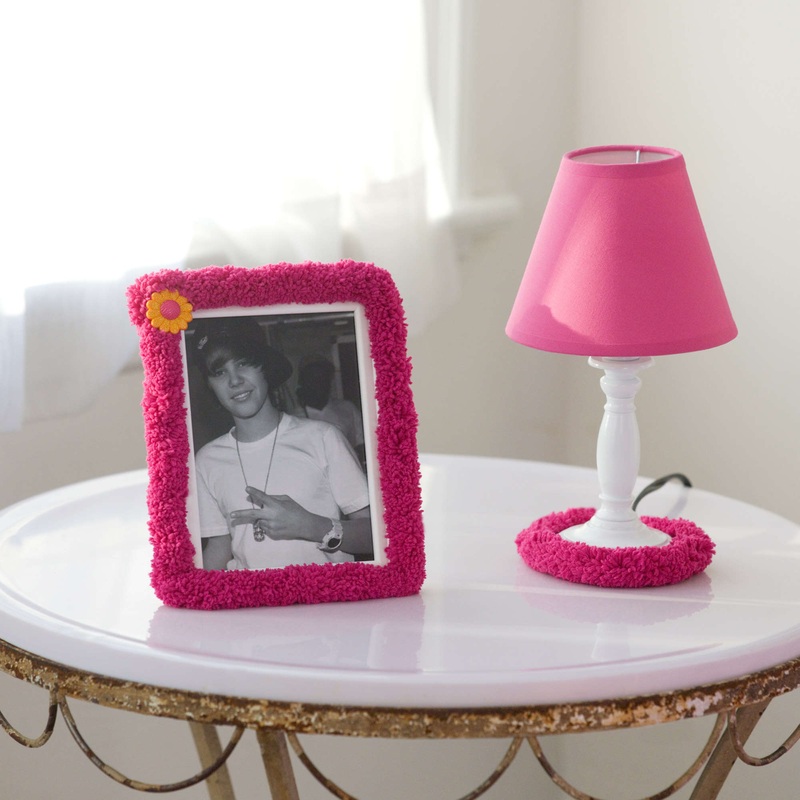 Red Heart Craft Cool Dcor Frame and Lamp