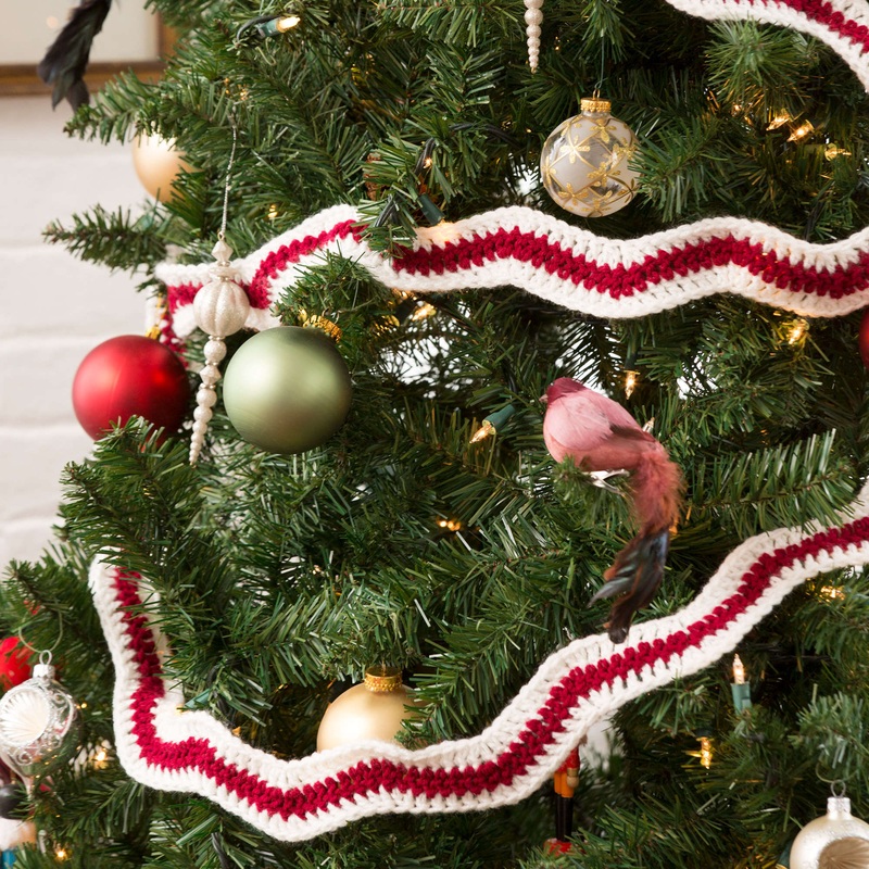 Red Heart Holiday Ripple Garland